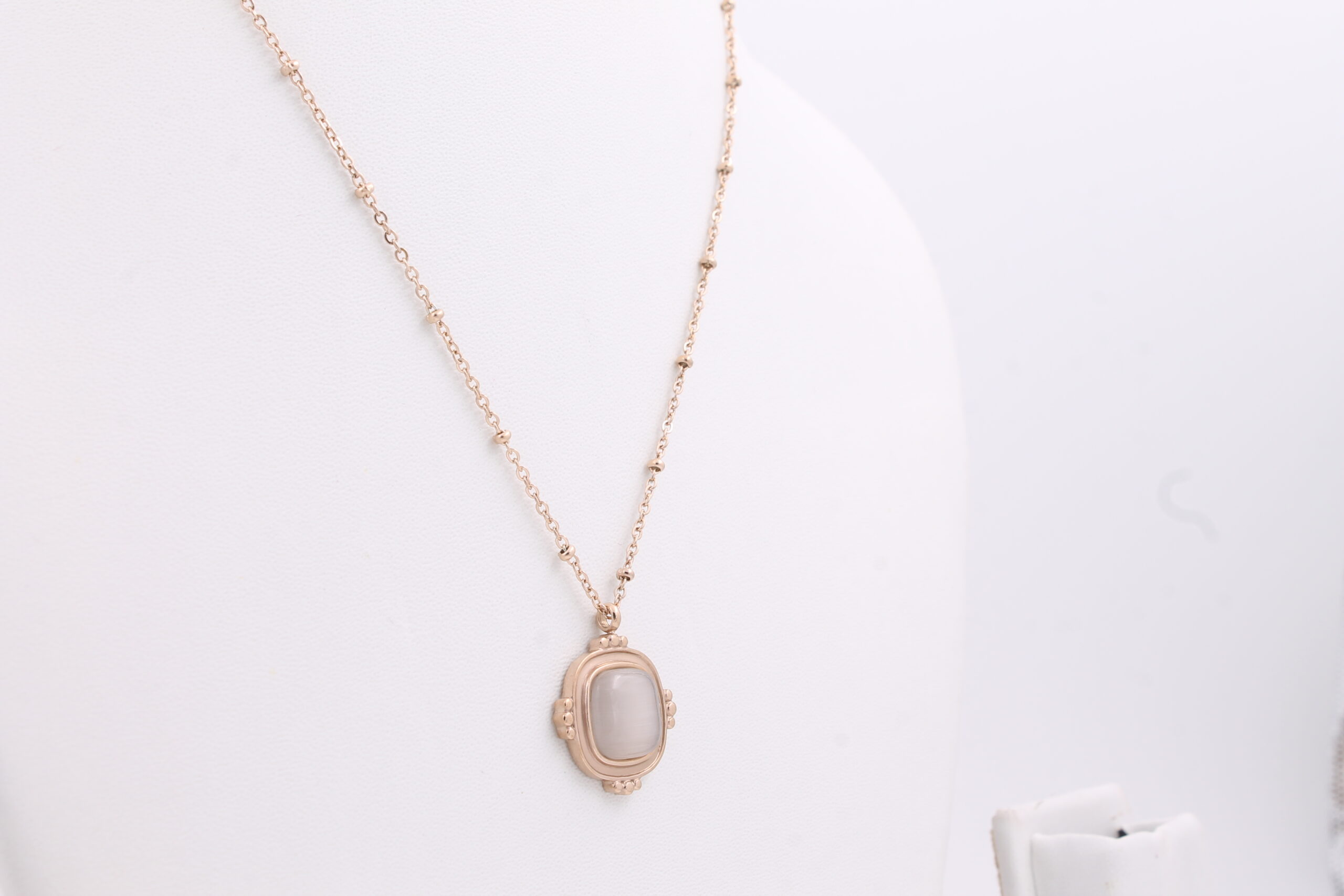 WHITE STONE SQUARE PENDANT CHAIN - Image 2