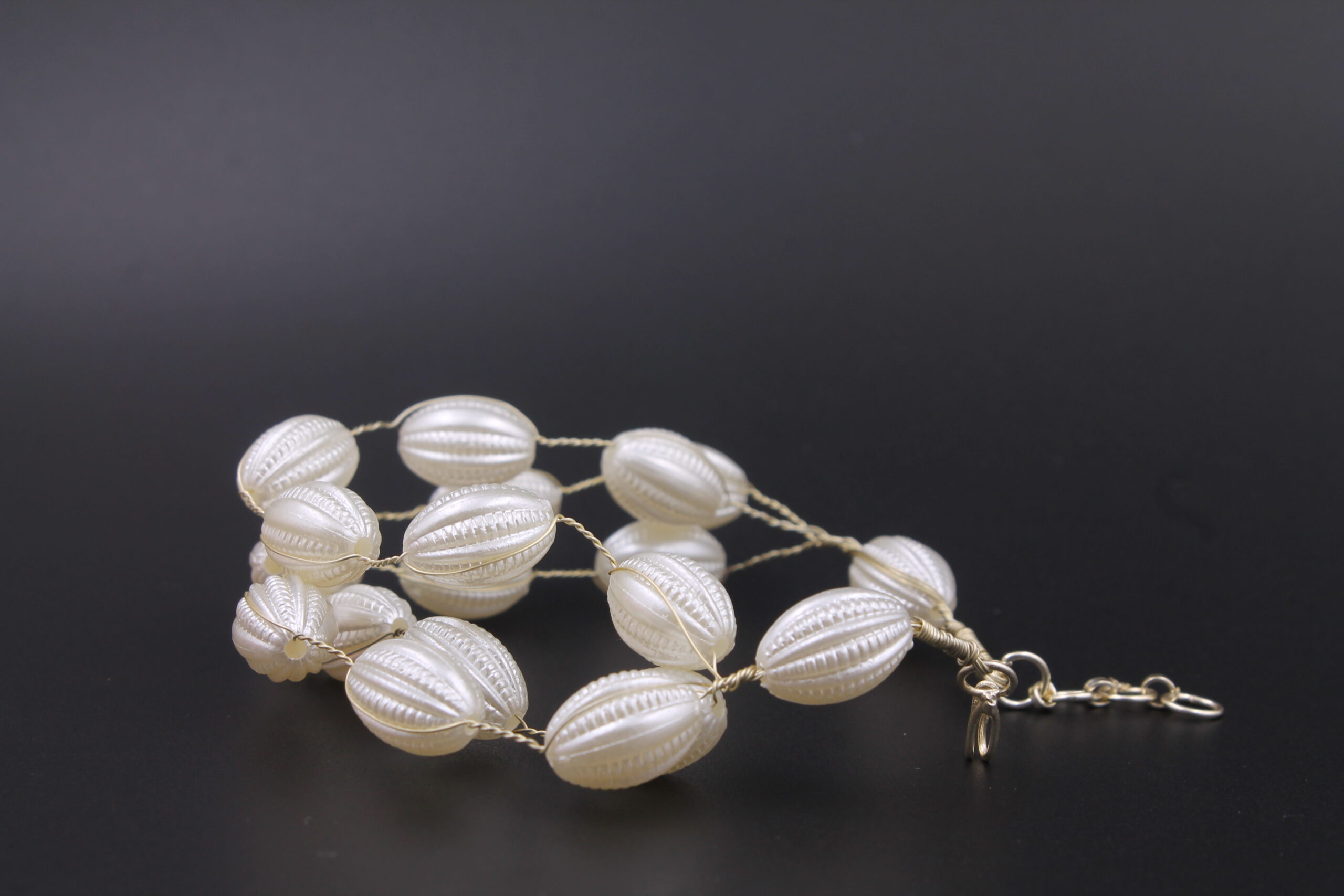 WHITE PEARL MESH BRACELATE