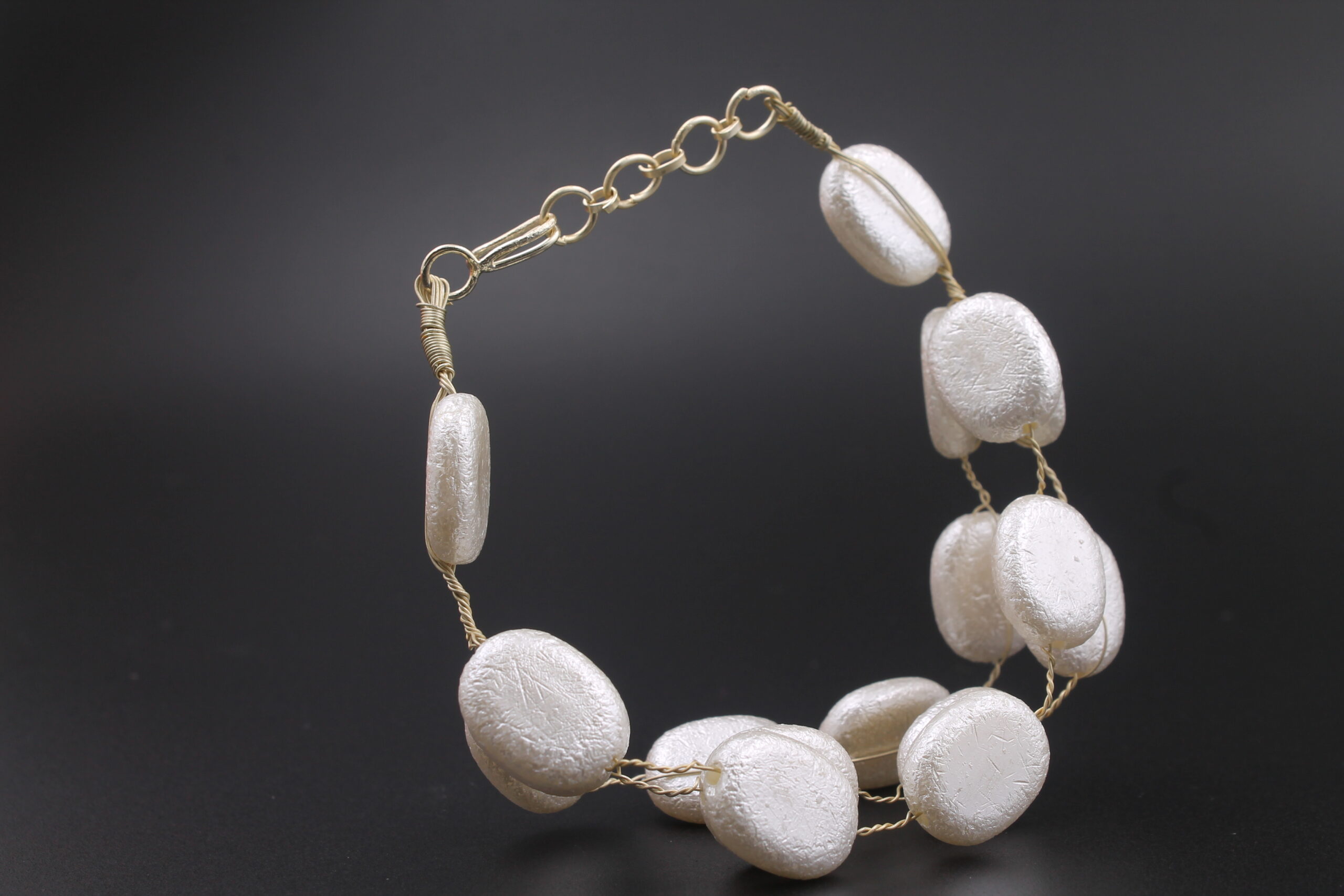 WHITE PEARL MESH BRACELATE